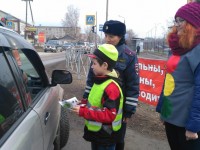 ЮИДовцы г. Оби напомнили пешеходам о правилах поведения на дороге