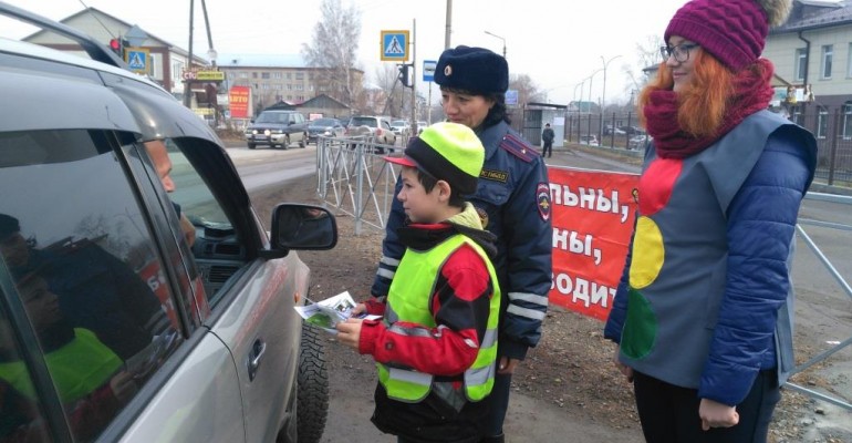 ЮИДовцы г. Оби напомнили пешеходам о правилах поведения на дороге