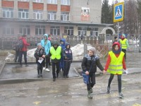 Практическое занятие «Перехожу дорогу правильно» провели сотрудники Новосибирской Госавтоинспекции с активистами ЮИД