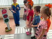 «Школа юного пешехода» продолжает занятия у старших дошкольных групп Школы №1363 Юго-Восточного административного округа.